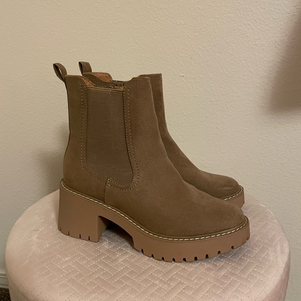 Size 6 1/2 Tan Chelsea Boots